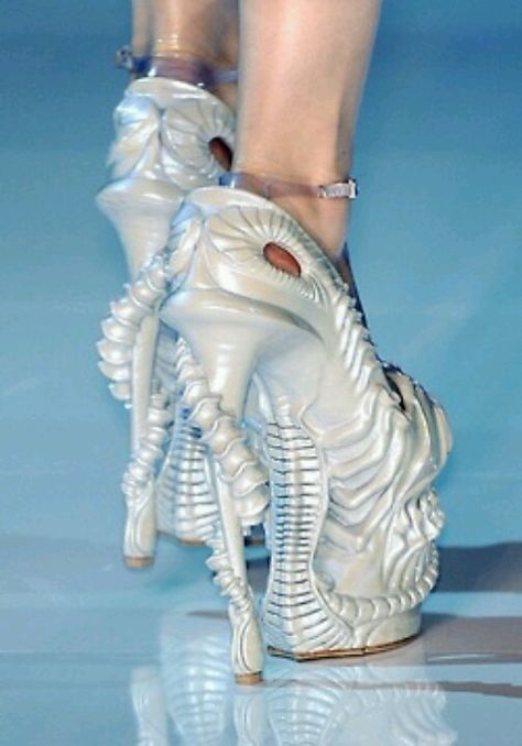 Alexander McQueen alien heels Cyberpunk Shoes, Lee Mcqueen, Mechanical Heart, Futuristic Shoes, Mode Shoes, Sci Fi Fashion, Creative Shoes, Skeleton Costume, Runway Shoes