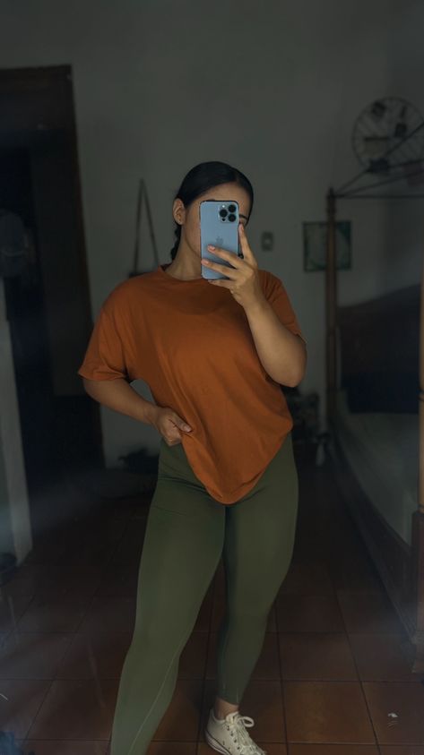 Oversized shirt Gym Fit Oversized Shirt, Baggy Shirt Gym Outfit, Oversized T Shirt Gym Outfit, Gym Outfits For Women Oversized Shirt, Outfit Gym Oversize, Leggings With Oversized Shirt, Oversized Gym Outfits For Women, Baggy Gym Outfits For Women, Gym Oversized Shirt