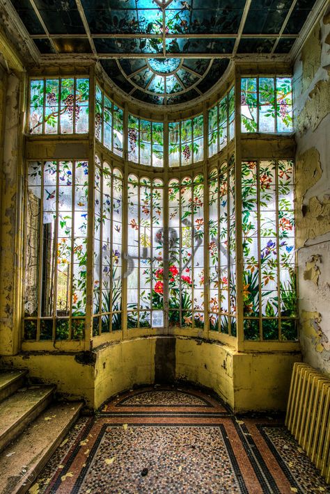 Abandoned House, This Old House, Abandoned Mansions, Green House, Old Building, Abandoned Buildings, Greenhouses, Abandoned Houses, Beautiful Architecture