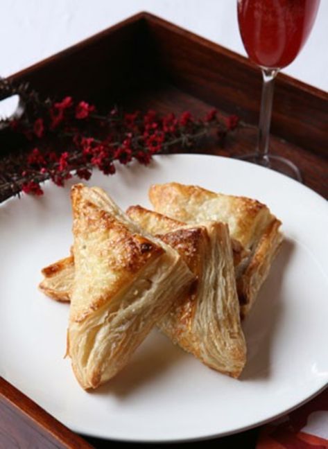 Raspberry jam turnovers Jam Turnovers, Pastry Turnovers, Phyllo Recipes, Raspberry Jam Recipe, Pastries Recipes Dessert, Turnover Recipes, Puff Pastry Desserts, Donut Dessert, Delicious Deserts