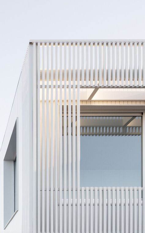 Gallery of The White Lookout / Biotope Architecture + Interiors - 11 Building Cladding, Wooden Cladding, Timber Battens, Wood Facade, Timber Screens, External Cladding, Concrete Facade, Townhouse Designs, White Building