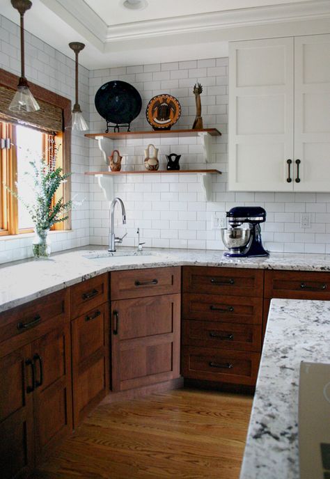 Today: Wood Cabinets  - CountryLiving.com Craftsman Kitchen, Kabinet Dapur, Oak Kitchen Cabinets, Grandmas Kitchen, Classic Kitchen, Oak Kitchen, Kitchen Redo, Wooden Cabinets, Counter Tops