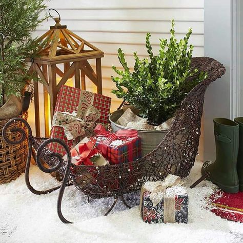 Love Sleigh Decorating Ideas, Sleigh Decorations, Christmas Sleighs, Sleigh Decor, Christmas Sleigh Decorations, Christmas Outdoors, Christmas Sled, Christmas Pots, Christmas Tree Decorations Diy