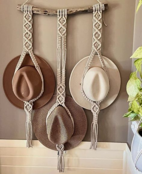 Macrame Hat Holder, Macrame Hat Hanger, Diy Macrame Projects, Macrame Hat, Hat Hangers, Dreamcatcher Diy, Pola Macrame, Macrame Wall Hanger, Macrame Wall Hanging Diy