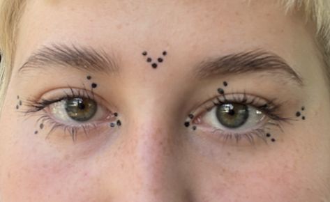 Dot Eyeliner Ideas, Hippie Goth Makeup, Dot Eyebrows, Goth Baddie Makeup, Dot Makeup Eyeliner, Black Eyeliner Ideas, Dot Eye Makeup, Dot Eyeliner, Dots Makeup