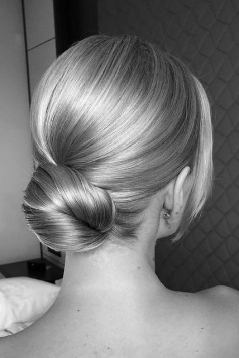 Wedding Hair For Strapless Dress With Veil, Classic Wedding Bun, Suede Aesthetic, Fashion 50s Style, Chic Wedding Hair, Tom Ford White Suede, Porsche Mom, Range Rover Mom, Champagne And Caviar