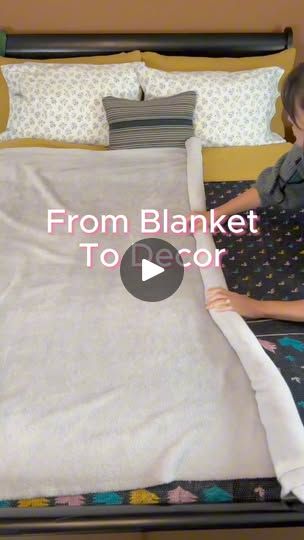 Blanket Folding Hack, Fold A Blanket, Folding Blankets, Folding Tricks, Blanket Folding, Folding Sheets, Folding Hacks, Blanket Roll, Decluttering Inspiration