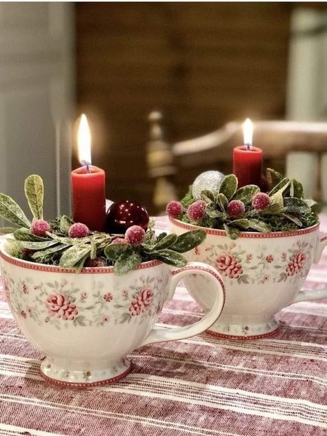 Cottage Core Christmas, Potpourri Christmas, Decor Shabby Chic, Pencil Christmas Tree, Front Porch Christmas Decor Ideas, Porch Christmas Decor Ideas, Porch Christmas Decor, Front Porch Christmas, Christmas Decor Ideas Diy