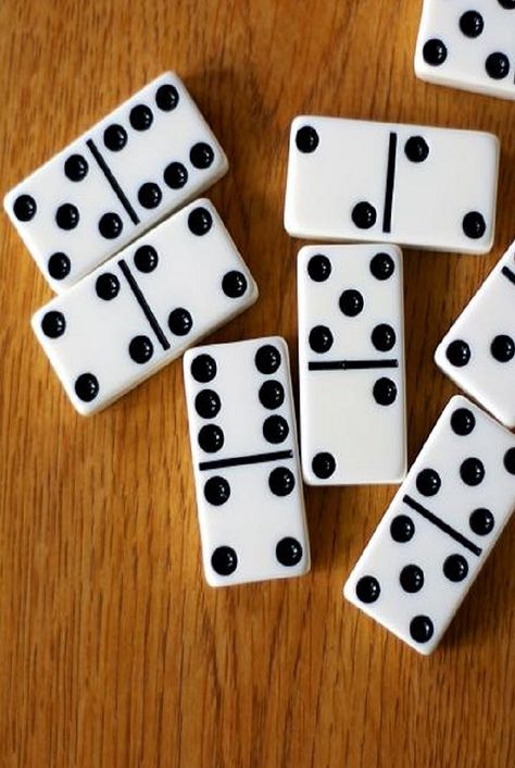 Mexican Train Dominoes, How To Play Dominoes, Domino Games, Dominoes Set, Online Gambling, Online Poker, Main Game, Play Online, Family Games