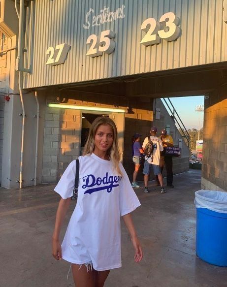 Casual Football Outfits For Women, Dodgers Game Outfit Women, Dodger Game Outfit Women, Cute Baseball Outfits, Dodgers Outfit Women, Baseball Style Outfits, Cute Baseball Game Outfit, Baseball Game Outfit Ideas, Stadium Outfit