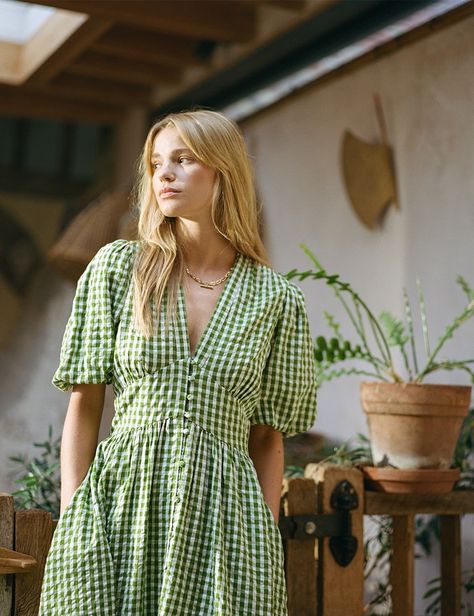 Green Gingham Starlight Midi Dress | Nobody's Child Vestidos Grunge, Gordes France, Green Gingham Dress, 2023 Outfit Ideas, Single Dress, Midi Dress Green, Chic Over 50, Aesthetic Neutral, Puff Sleeve Midi Dress