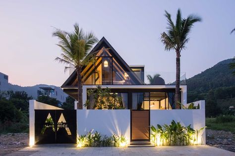 Gallery of Maison Mansardee House / 85 Design - 1 Modern Tropical Home Exterior, Home Designs Exterior, Modern Tropical House, Tropical House Design, Kerala House Design, Minimal House Design, Unique House Design, Tropical House, House Front Design