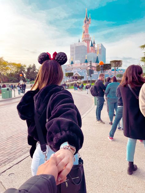 Disneyland Couple Outfits Winter, Disneyland Paris Couple Pictures, Disney Paris Outfits Winter, Paris Disneyland Outfit, Couple At Disneyland, Disneyland Outfit Ideas Winter, Disney Asthetics Photos, Disney Paris Outfits, Disneyland Paris Outfit Winter