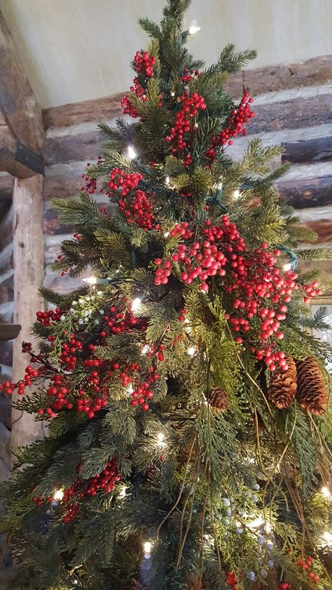 Spanish Moss Christmas Tree, Christmas Tree With Red Berries, Cherry Christmas Tree, Christmas Tree Berries, Red Berry Christmas Tree, Christmas Tree Red And Green, Red Gold Christmas Tree, Fairy Christmas Tree, Christmas Trends 2022/23