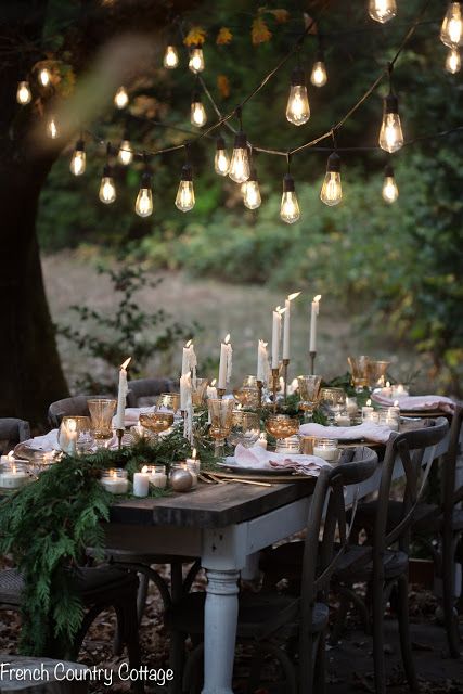 Tips for setting an elegant holiday table: Romantic Christmas tablesetting and centerpiece ideas for a French country styled holiday entertaining meal! #frenchcountry #christmasdecorating Winter Outdoor Dining, Christmas Under The Stars, Christmas Outdoor Table Decor, French Christmas Table, Outdoor Christmas Table Decor, Christmas Table Outdoor, Vintage Christmas Dining Table Decor, Outdoor Christmas Dinner, Outdoor Christmas Table Settings