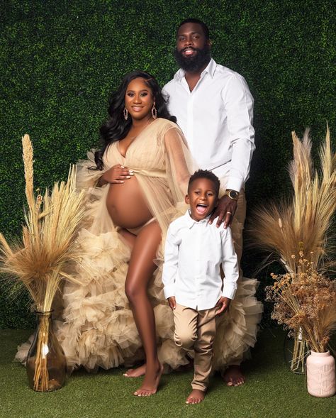 Maternity Shoot Ideas Family, Formal Maternity Shoot, Family Maternity Photoshoot Ideas, Maternity Photo Shoot Ideas Family Of 3, Family Maternity Shoot Ideas, Maternity Photo Shoot Ideas Black Family, Maternity Photoshoot Ideas Black Women Family, Black Women Maternity Shoot Photo Ideas, Black Couple Maternity Pictures Ideas