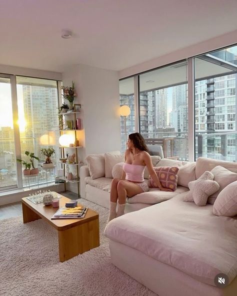 Fernanda Ramirez Apartment, Feminine Apartment, Fernanda Ramirez, Pretty Apartments, Girls Apartment, Girl Apartment, Girly Apartments, Aesthetic Apartment, Cute Apartment