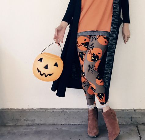 LuLaRoe Halloween leggings. Trick or treat. #lularoe #lularoejaimechapin Www.Facebook.Com/groups/shoplularoejaimechapin Haunted house leggings. Fall style. Halloween Leggings Outfit, Patterned Leggings Outfits, Halloween Fashion Outfits, Halloween Customs, Mom Outfits Fall, Postres Halloween, Office Clothing, Halloween Things, Halloween Clothes