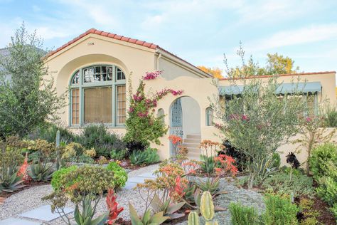 Spanish Style Meets California Friendly - Southwestern - Landscape - Los Angeles - by Urbafloria | Houzz California Front Yard Landscaping, California Front Yard, California Front Yard Landscaping Ideas, Los Angeles Landscape, Modern Front Yard, Flower Bed Designs, Living Fence, Backyard Plants, Mediterranean Landscaping