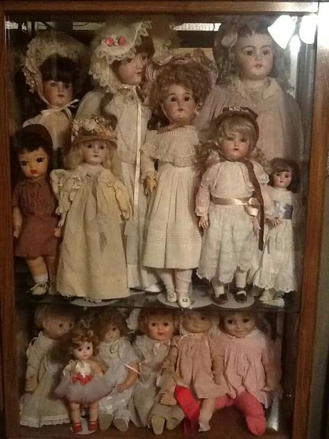 Old Fashioned Dolls, Vintage Dolls Aesthetic, Old Dolls Aesthetic, Antique Doll Collection, Porcelain Doll Collection, Porcelain Doll Vintage, Vintage Doll Collection, Creepy Vintage Dolls, Porcline Dolls Vintage