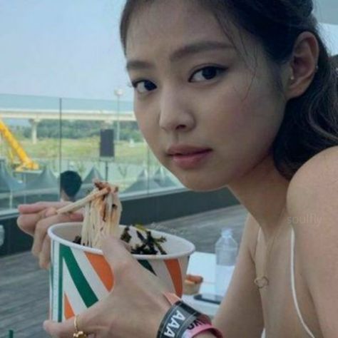 Jennie Finger, Jennie Icon, The Perfect Girl, Eating Food, Bare Face, Blackpink And Bts, I Love Girls, Blackpink Photos, Kpop Aesthetic