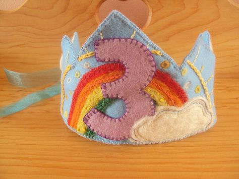 Waldorf Birthday Crown, Waldorf Crown, Diy Birthday Crown, Waldorf Play, Felt Animal Patterns, Felt Crown, Waldorf Crafts, Diy Crown, Play Pool