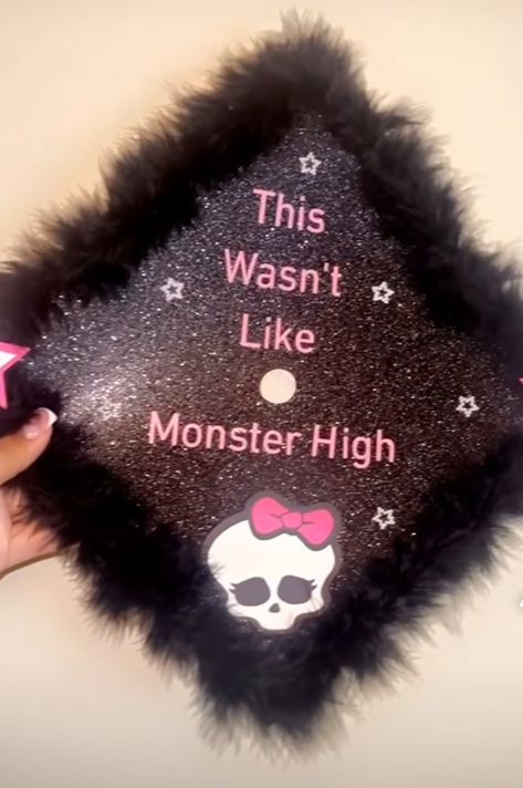 Monster High Graduation, Grunge Graduation Cap, Monster High Graduation Cap, Goth Graduation Cap, Horror Themed Graduation Caps, Monster High Cap Graduation Decoration, Grad Cap Designs, Cap And Gown, Cap Decorations