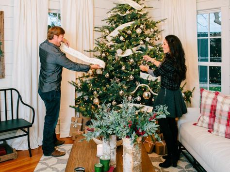 A Chip and Joanna Holiday Photo Album | HGTV's Fixer Upper With Chip and Joanna Gaines | HGTV Fixer Upper Christmas, Joanna Gaines Christmas, Fixer Upper Tv Show, Magnolia Fixer Upper, Magnolia House, Fixer Upper Joanna Gaines, Vintage Retro Decor, Chip And Jo, Christmas Getaways