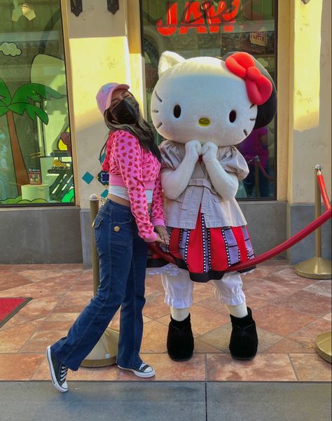 Universal Studios Hollywood Hello Kitty, Hello Kitty Universal Studios, Universal Studios Hollywood Photo Ideas, Hello Kitty Costume, Universal Studios Outfit, Baby Phat Jeans, Hollywood Pictures, Asian Aesthetic, Hollywood Photo