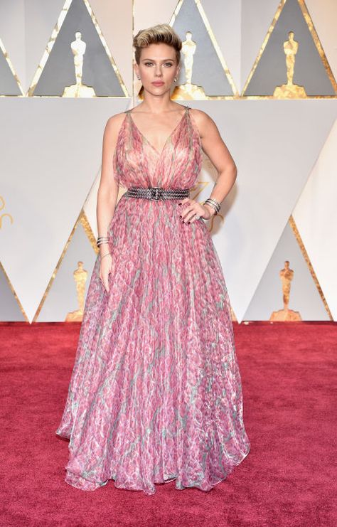 Scarlett Johansson in Fred Leighton jewelry. Oscars Red Carpet Dresses, Academy Awards Red Carpet, Oscars 2017, Red Carpet 2017, Azzedine Alaïa, Oscar Fashion, Vestidos Color Rosa, Azzedine Alaia, Oscar Dresses