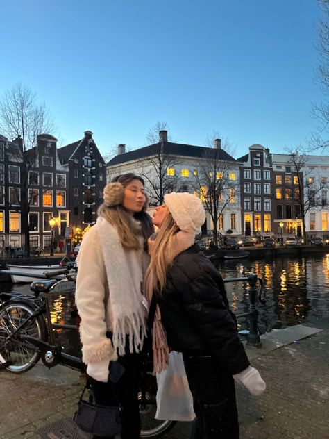 Amsterdam Christmas Outfits, Amsterdam Fits Winter, Outfit Inspo Winter Aesthetic, Amsterdam December Outfit, Amsterdam Outfit Aesthetic, Euro Winter Fashion, Cold Winter Style, Amsterdam In Winter Outfits, Netherlands Aesthetic Winter