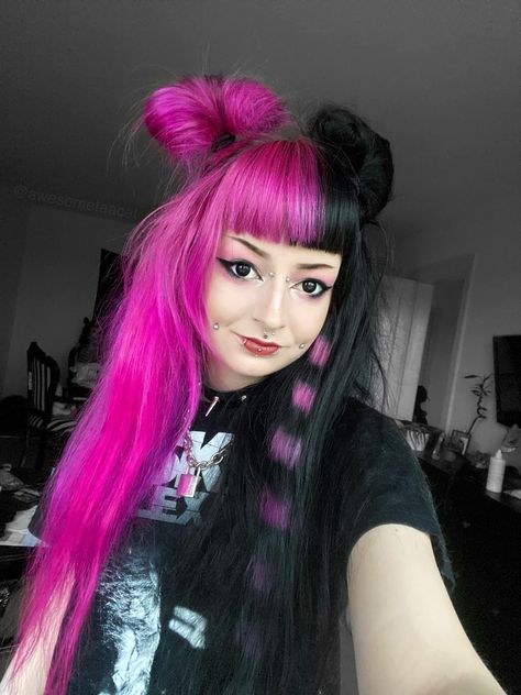 Split Hair Color Ideas, Split Hair Color, Piercing And Tattoo, Pink And Black Hair, 2 Tattoo, Goth Hair, Bangs With Medium Hair, Split Hair, Piercing Studio