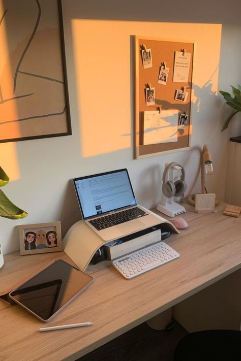 A cozy, minimal and organized study setup: a desk with a laptop, and plants, in a sunset light from windows. Minimalist Study Space, Minimal Study Desk, Clean Desk Aesthetic, Study Desk Setup, Wfh Aesthetic, Minimal Desk Setup, Minimal Workspace, Tidy Desk, Sunset Lighting