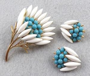 Trifari White Flower Brooch Set - Garden Party Collection Vintage Jewelry Turquoise Jewellery, Trifari Jewelry, Aqua Glass, Vintage Crown, Vintage Trifari, Crown Trifari, Mid Century Jewelry, Matching Jewelry, White Milk Glass