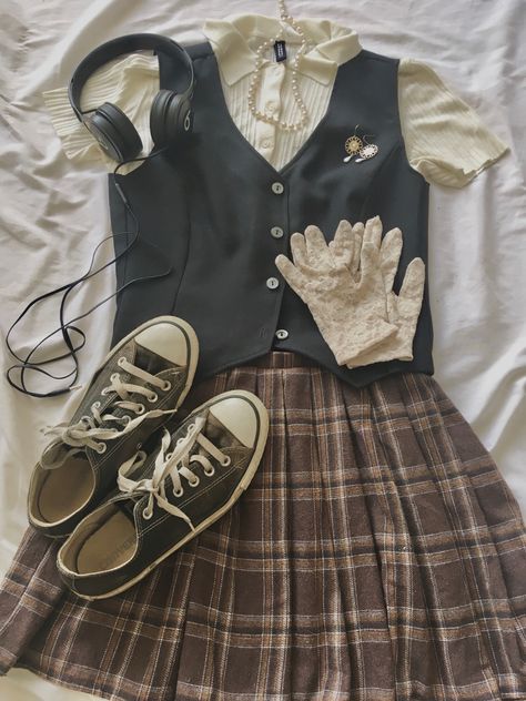 Old Money Grunge Outfit, Thick Skirt Outfit, Philosophy Outfit Aesthetic, Outfit Ideas Short Sleeve, Dark Academia Female Outfit, Detective Core Outfits, It Inspired Outfits, Preppy Academia Outfits, Vintage Preppy Outfits