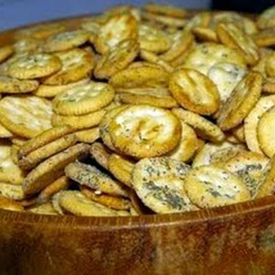 Dilly Bits @keyingredient Ritz Cracker Recipes Snacks, Ritz Bits, Seasoned Crackers, Ritz Cracker Recipes, Dill Recipes, Chex Mix Recipes, Snack Mix Recipes, Holiday Snacks, Cracker Recipes