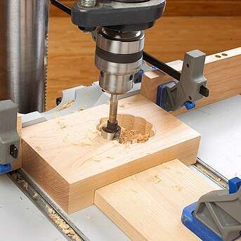 Router bit in hole drilling Diy Router, Drill Press Table, Trim Router, Bench Vise, Astuces Diy, Workbench Plans, Router Table, Fence Ideas, Drill Press