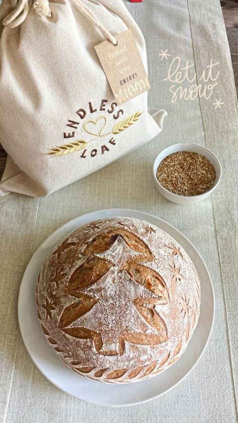 Bread As Gifts Holidays, Sourdough Designs Christmas, Sourdough Bread Designs Christmas, Gift Sourdough Bread, Sourdough Wrapping Ideas, Sourdough Bread Gift Packaging, Wrapping Sourdough Bread For Gifts, Gifting Sourdough Bread, Bread Gift Packaging