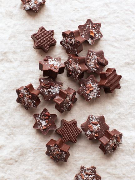 Chocolate Stars, Chocolate Art, I Love Chocolate, Christmas Sweets, Chocolate Shop, Love Chocolate, Christmas Baking, Christmas Treats, Christmas Candy