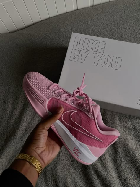 Pink basketball shoes Pink Sport Shoes, Vball Shoes, Zapatillas Nike Basketball, Pink Basketball Shoes, Best Volleyball Shoes, Hoop Shoes, Bball Shoes, Pink Basketball, Girls Basketball Shoes