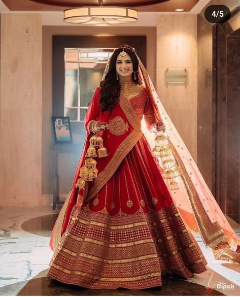 Bridal Lengha Red, Shadi Makeup, January Dress, Women's Style Tips, Indian Bridal Wear Red, Red Wedding Lehenga, Dupatta Draping, Rajasthani Bride, Latest Bridal Lehenga Designs