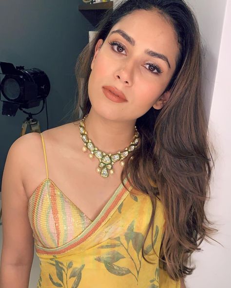 Mira Rajput has made our Sunday! - Mira Rajput puts the 'sun' in our day with a sunshine yellow saree and rainbow blouse - view pic - Bollywoodlife.com Mira Kapoor, Famous Indian Actors, Yellow Outfits, Floral Sarees, Mira Rajput, New Profile Pic, Hey Gorgeous, Yellow Outfit, Bra Types