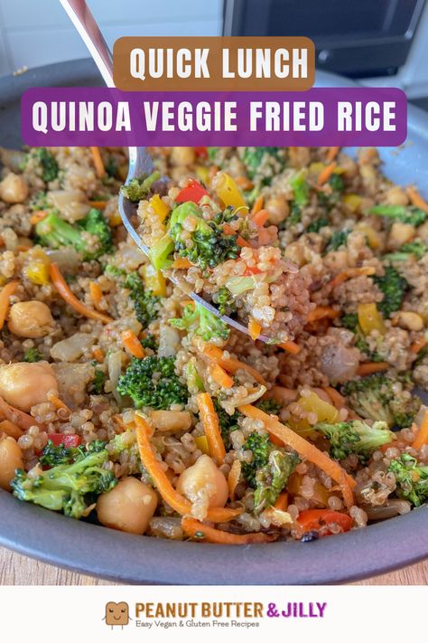 This quinoa fried rice is a fifteen minute meal that everyone in your home will love! It's vegan, gluten-free friendly, flavorful, filling, and delicious! Even meat-eaters love it! Dinner Veggies, Quinoa Stir Fry, Vegan Gluten Free Dinner, Quinoa Fried Rice, Fry Rice, Veggie Fried Rice, Stir Fry Rice, Vegan Rice, Free Lunch