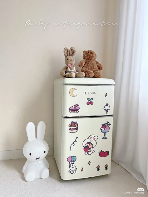 Cute Mini Fridge Aesthetic, Cute Mini Fridge In Bedroom, Mini Fridge Bedroom, Kulkas Mini, Mini Fridge In Bedroom Aesthetic, Mini Fridge In Bedroom, Cute Refrigerator, Interior Design Bedroom Teenage, Cute Furniture