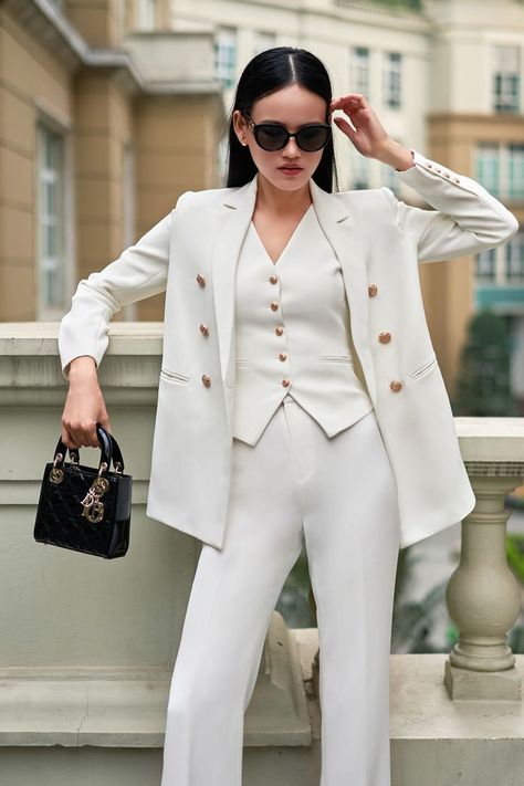 White Tuxedo suit for women Women Prom Suit, White Prom Suit, Womens 3 Piece Suit, Elegante Outfits, Acting Headshots, Tuxedo Women, Elegant Outfit Classy, Outfit Classy, Mean Blvd