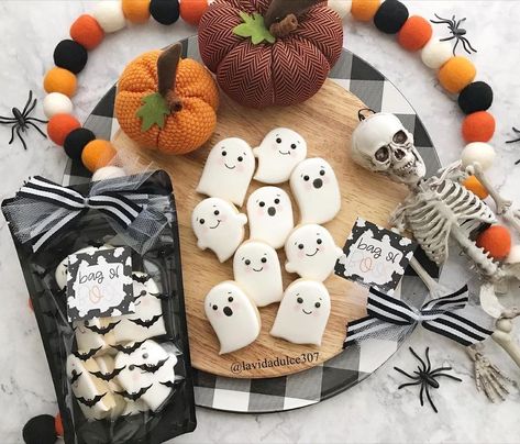 Mini Ghost Cookies, Bag Of Boos Cookies, Spooky One Cookies, Ghost Cookies Decorated, Cookie Wrapping Ideas, Galletas Halloween, Halloween Sugar Cookies Decorated, Halloween Instagram, Cookies Halloween