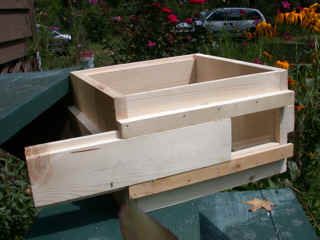 Beekeeping with the Warré hive Warre Hive, Bee Hive Plans, Beekeeping For Beginners, Raising Bees, Beekeeping Equipment, Backyard Beekeeping, I Love Bees, Bee Boxes, Bee Farm