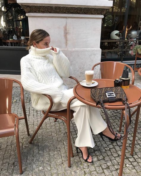 Neutral Dressing, Style Chic Parisien, Aritzia Style, Sofia Coelho, Minimalist Moda, Dress Like A Parisian, Dorothy Dandridge, Style Parisienne, Kimono Outfit