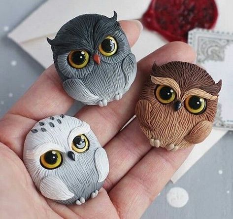 Polymer Clay Owls, Clay Owl Diy, Owl Clay Art, Porcelana Fria Ideas, Clay Owls, Polymer Clay Owl, Clay Owl, Clay Moulding, Clay Wall Art