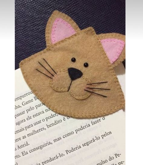 Felt Projects For Kids, Underneath Hair Color Ideas, Underneath Hair Color, Winter Hairstyle, Penanda Buku, Underneath Hair, Felt Bookmark, Felt Crafts Patterns, Felt Crafts Christmas